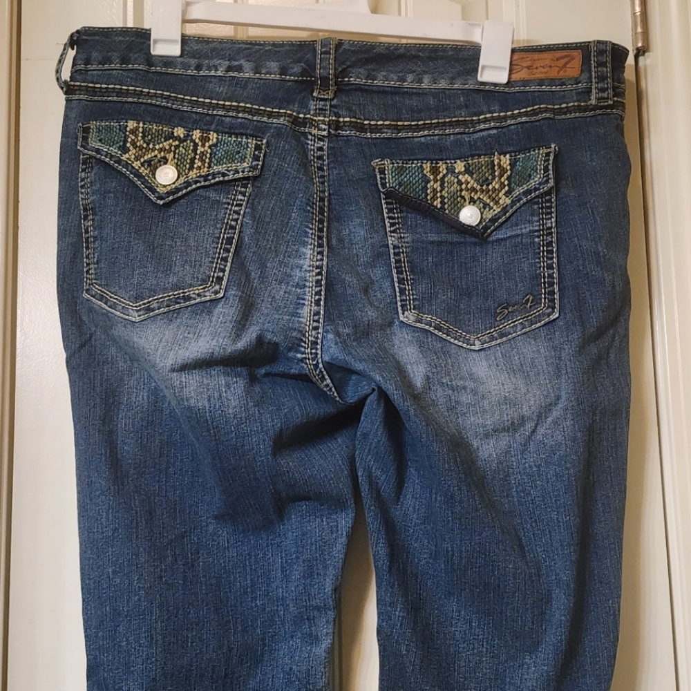 SEVEN7 bootcut jeans with snake skin stitching on the back pockets. Sz 22 R